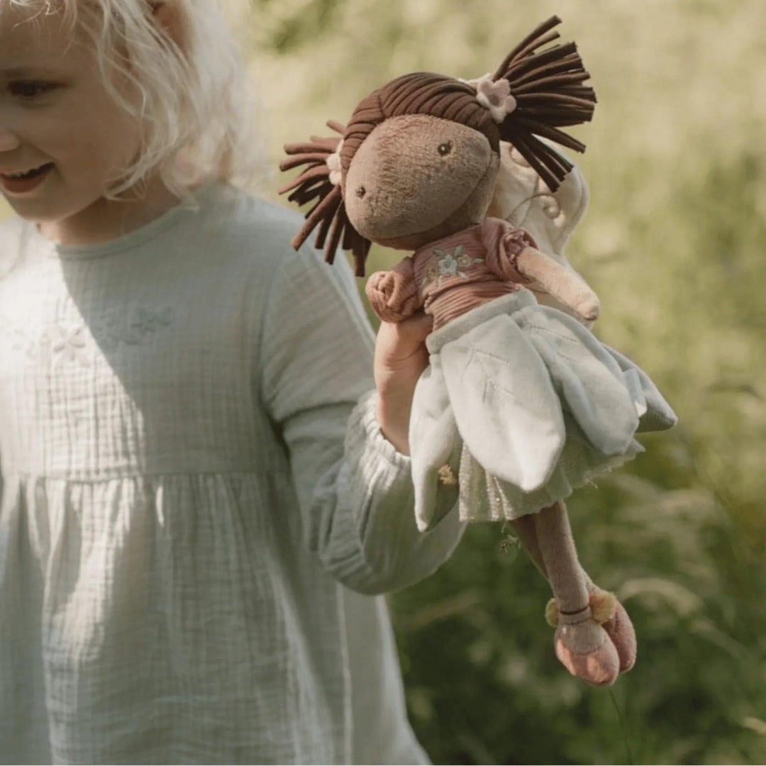 Niña sosteniendo la muñeca de tela Hada Evi de Little Dutch – juguete tierno con vestido verde y alas amarillas.