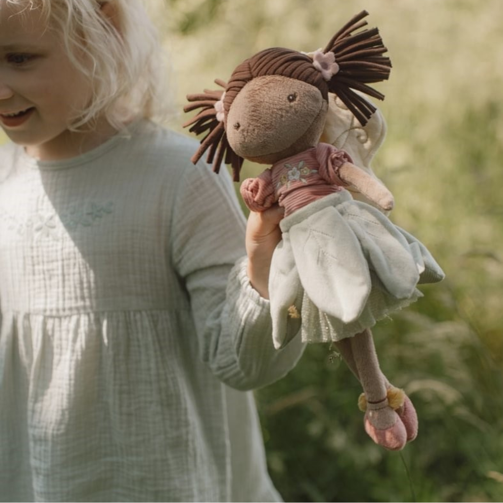 Niña sosteniendo la muñeca de tela Hada Evi de Little Dutch – juguete tierno con vestido verde y alas amarillas.