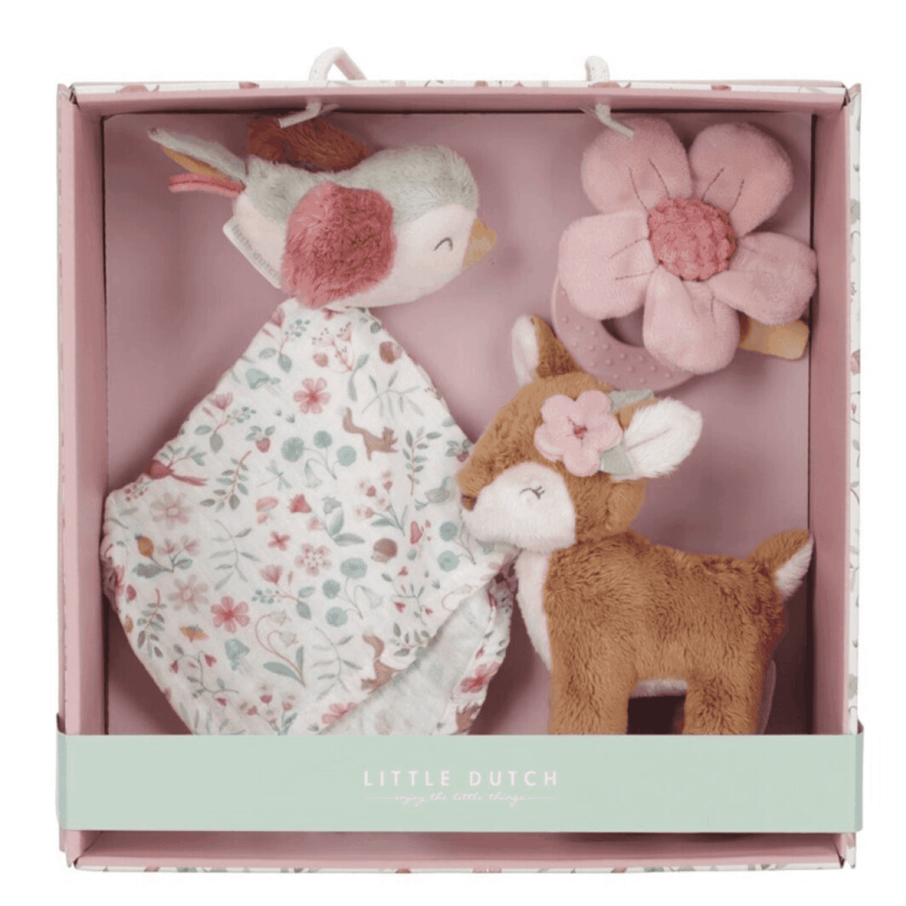 Caja rosa con interior acolchado que contiene peluche, mordedor y mantita estampada