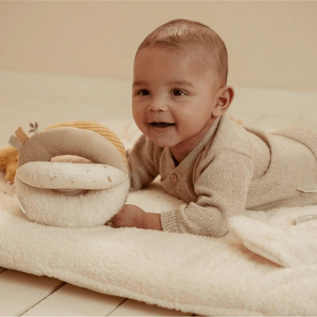 Bébé joue avec une balle sensorielle Little Dutch en tissu doux, idéale pour le développement précoce