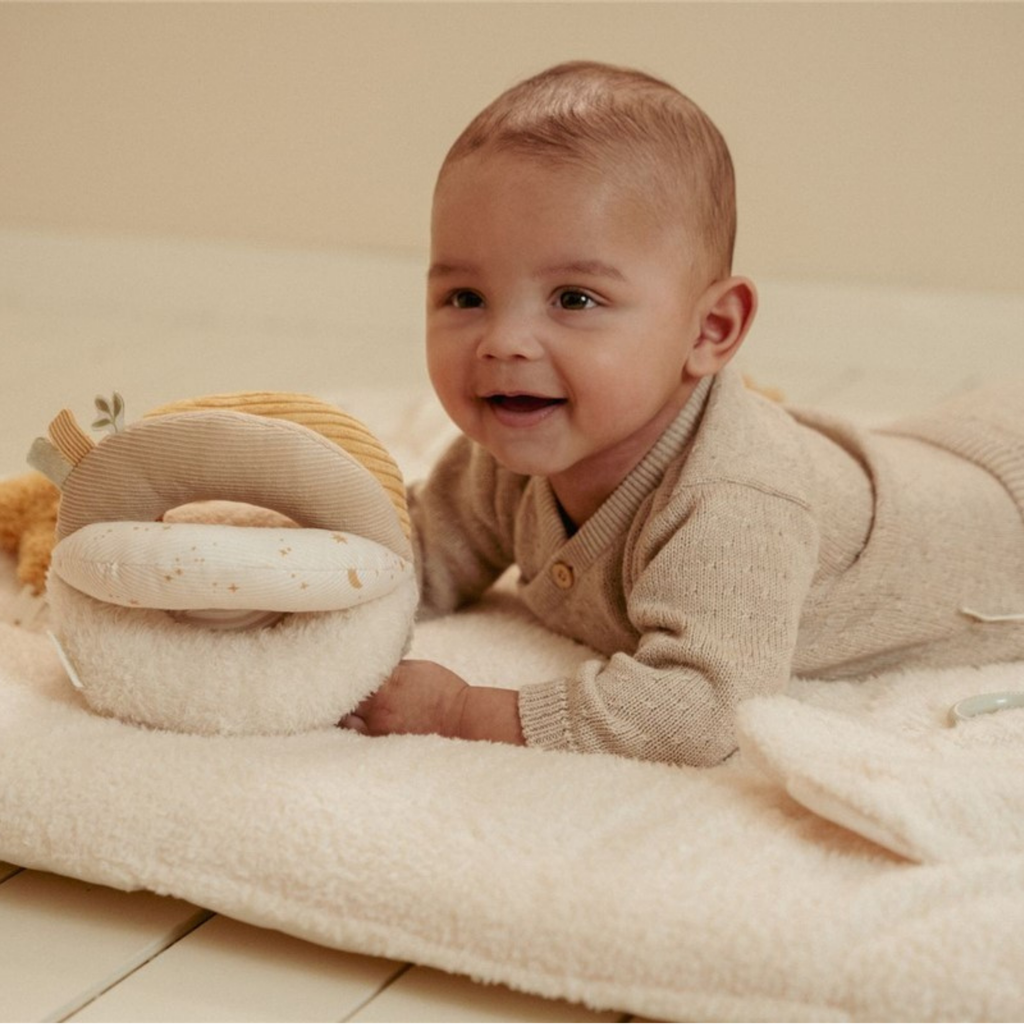 Bebé jugando con pelota sensorial Little Dutch de tela suave ideal para el desarrollo temprano