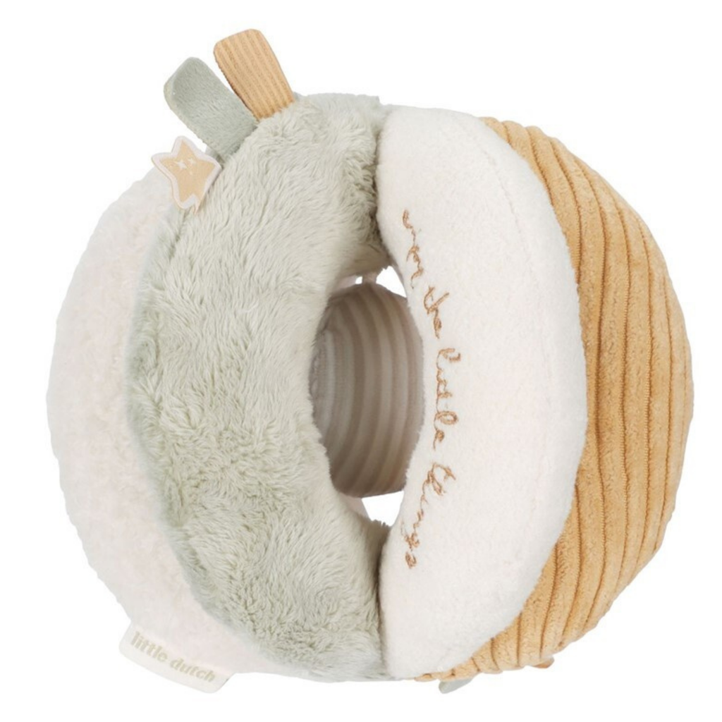 Pelota montessori para bebé Little Dutch de tela suave en tonos verde, beige y mostaza con etiquetas