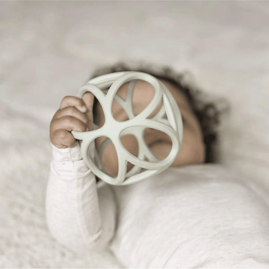 Balle sensorielle en silicone - en jeu | Little Dutch