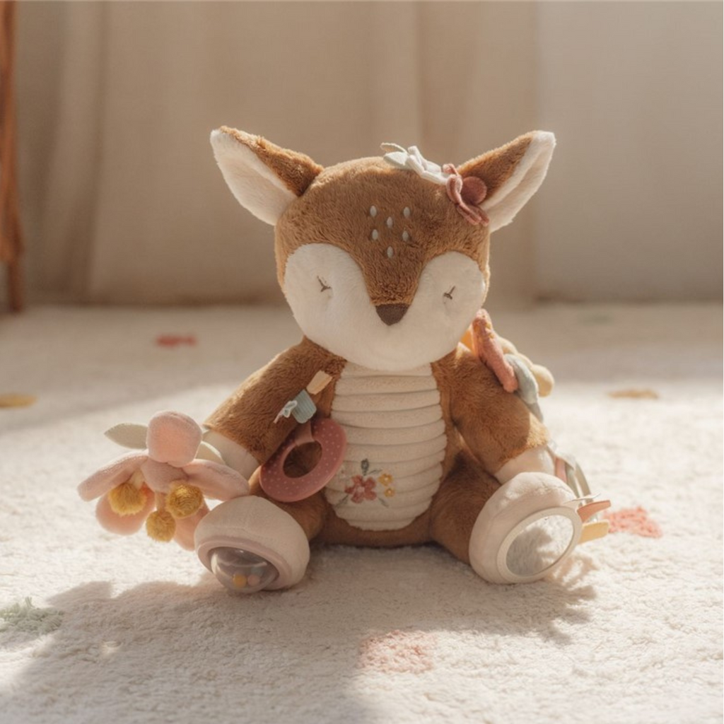 Peluche de ciervo sensorial en tonos cálidos con sonajero, espejo, texturas y detalles florales bordados