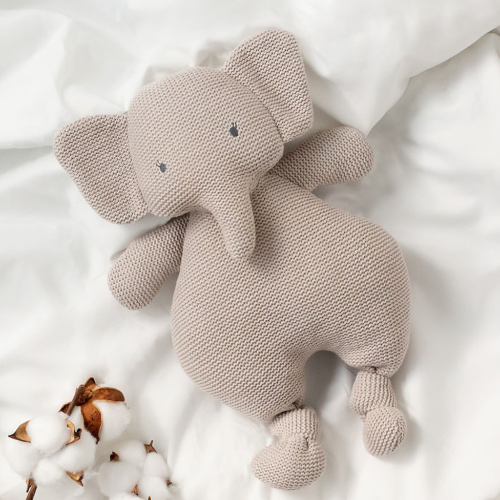 Peluche de elefante hecho a crochet en tono beige, ideal para bebés