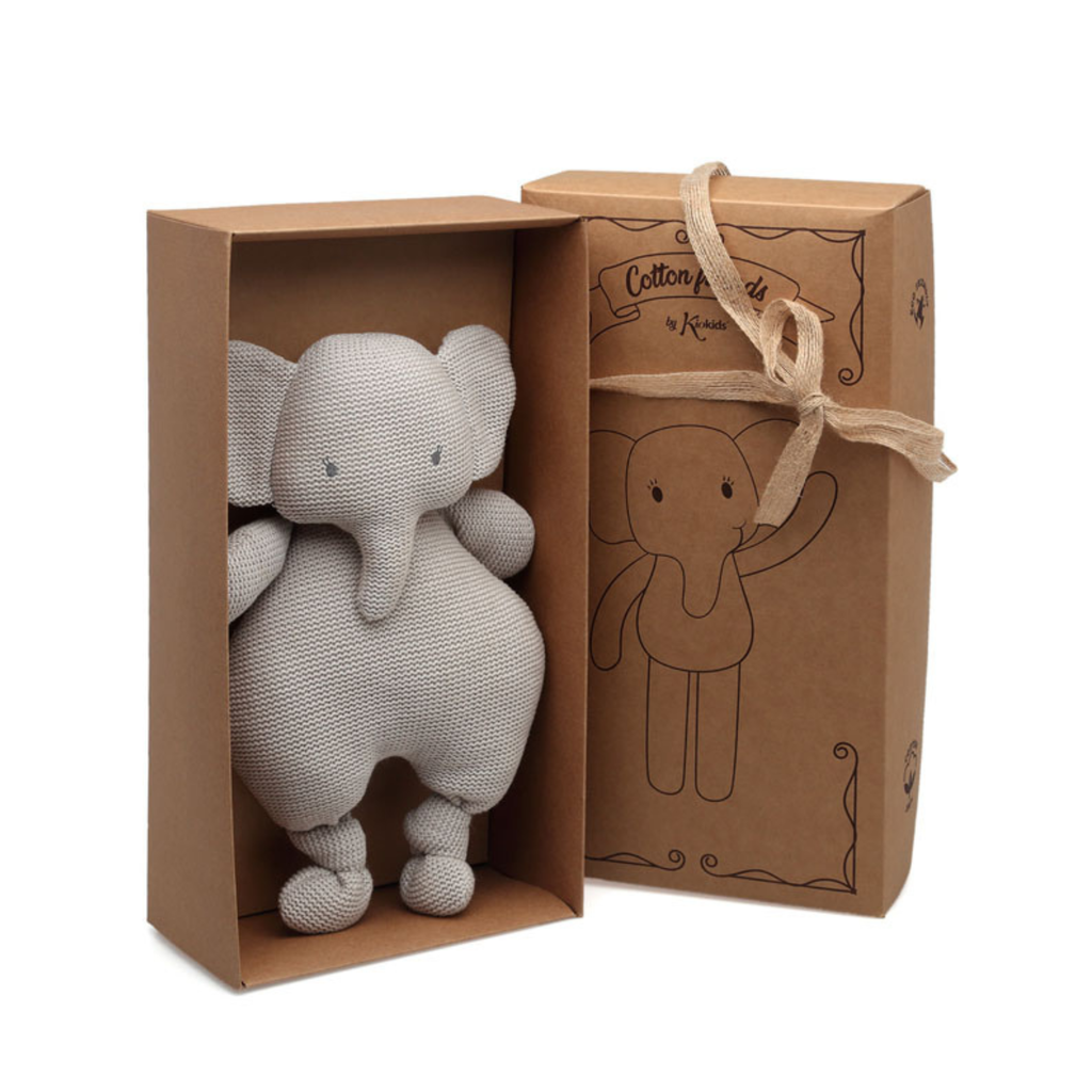 Peluche de elefante hecho a crochet presentado en caja de cartón reciclable