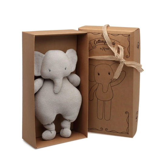 Peluche a forma di elefante all'uncinetto presentato in una scatola di cartone riciclabile