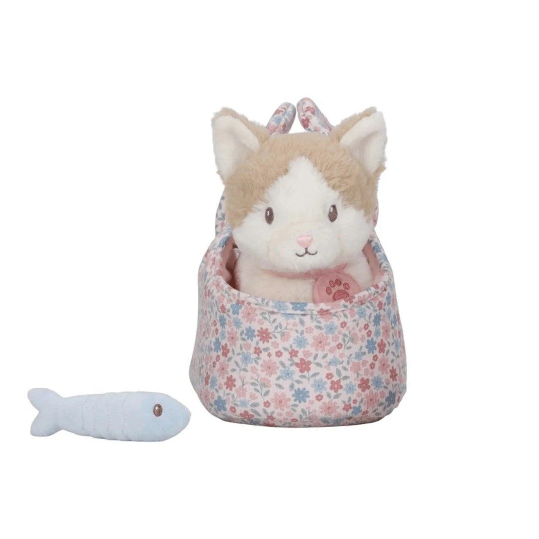 Peluche de gato beige y blanco dentro de un bolso floral rosa con pez de juguete azul  Little Dutch, juguete tierno y suave para niños.
