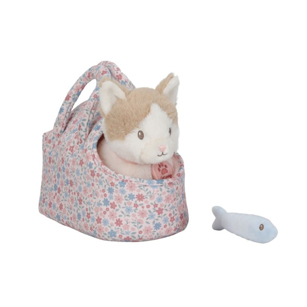 Vista lateral del peluche de gato Little Dutch en bolso floral rosa y azul con pez de juguete – ideal como regalo infantil.