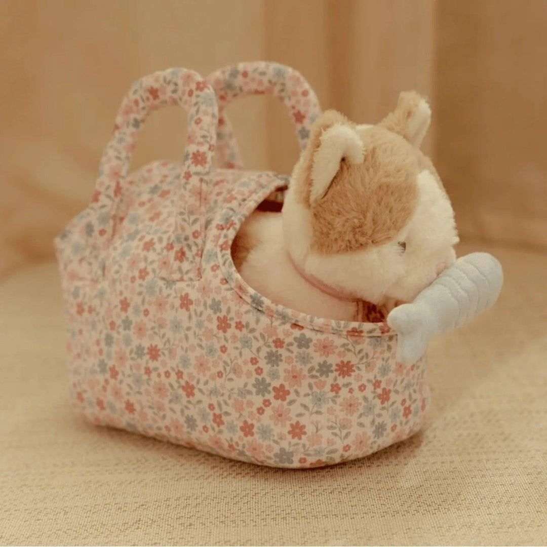 Peluche de gato Little Dutch mordiendo pez azul dentro de bolso floral – juguete de peluche adorable y suave para niños.