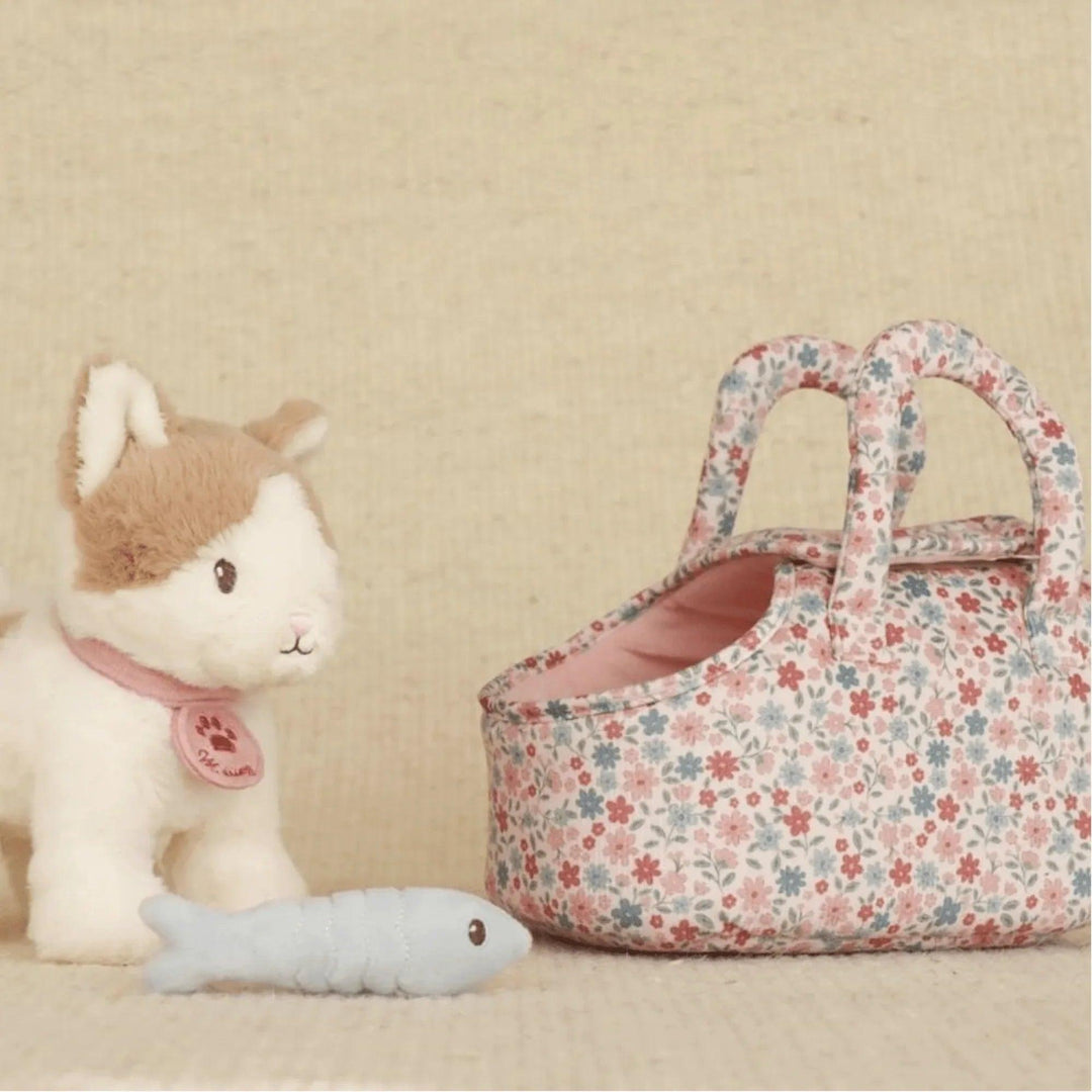 Set de peluche de gato Little Dutch con bolso floral rosa y pez azul – juguete tierno y decorativo para niños.