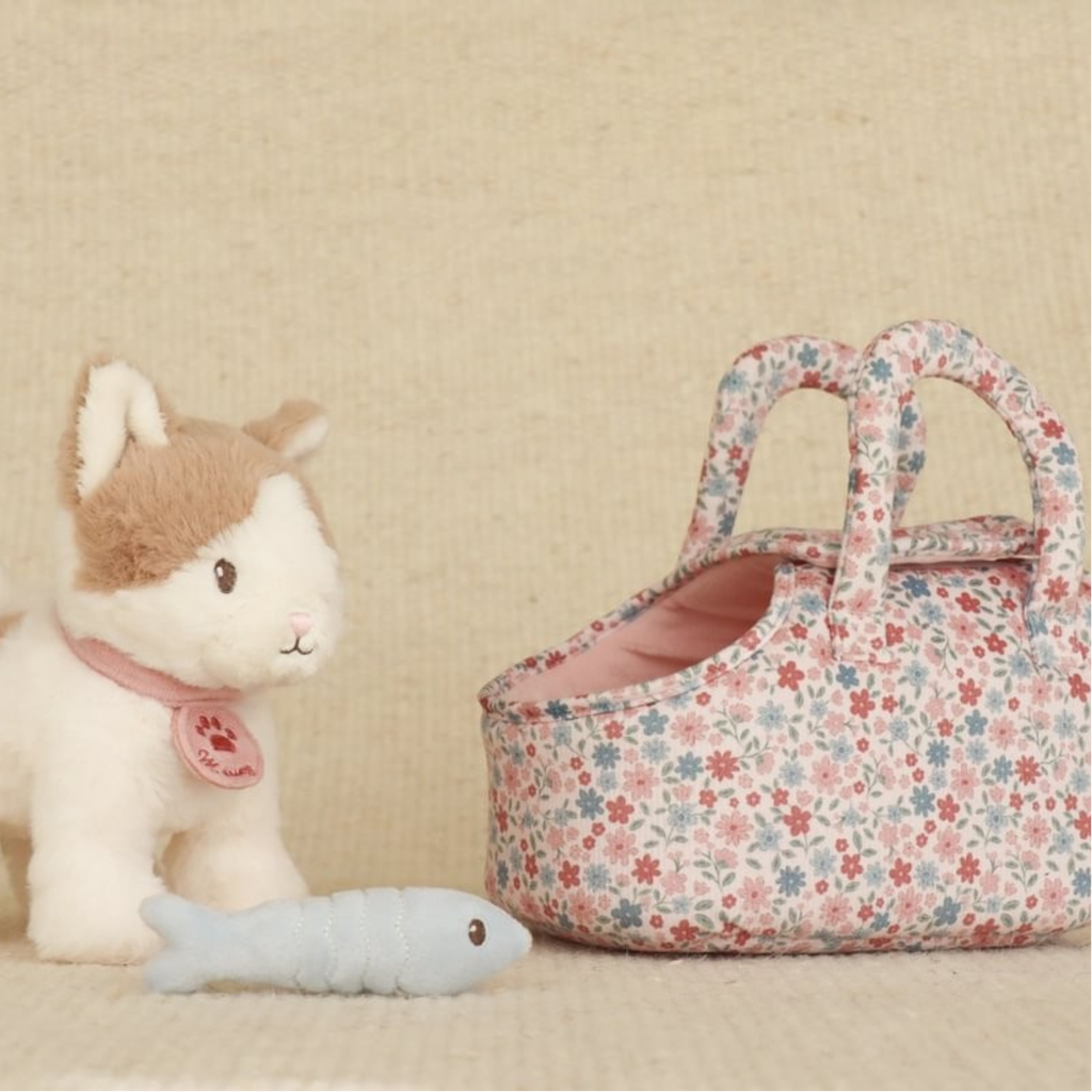 Set de peluche de gato Little Dutch con bolso floral rosa y pez azul – juguete tierno y decorativo para niños.