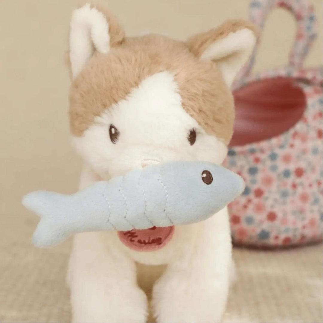 Gato de peluche Little Dutch sosteniendo pez azul de tela – juguete infantil de alta calidad y diseño delicado.
