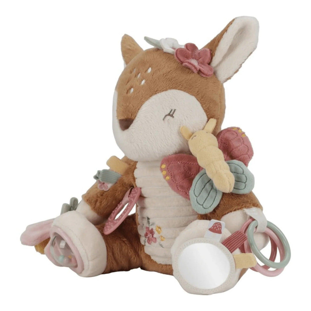 Vue latérale du cerf en peluche montrant les jouets suspendus : fleur, papillon, anneaux et miroir