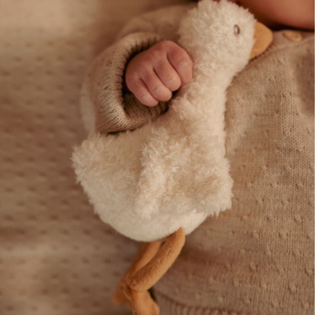 Bebé abrazando ganso de peluche Little Dutch blanco y beige ideal para recién nacidos