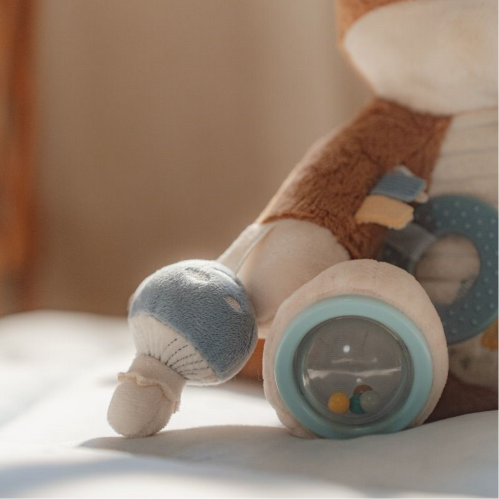 Juguete de actividad para bebé en forma de zorro, con múltiples texturas, espejo, anillas y un pequeño bicho de peluche azul