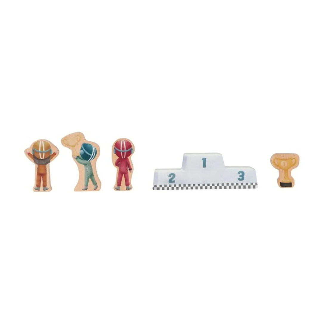 Figurines en bois Little Dutch avec des pilotes et un podium de compétition pour un jeu symbolique.