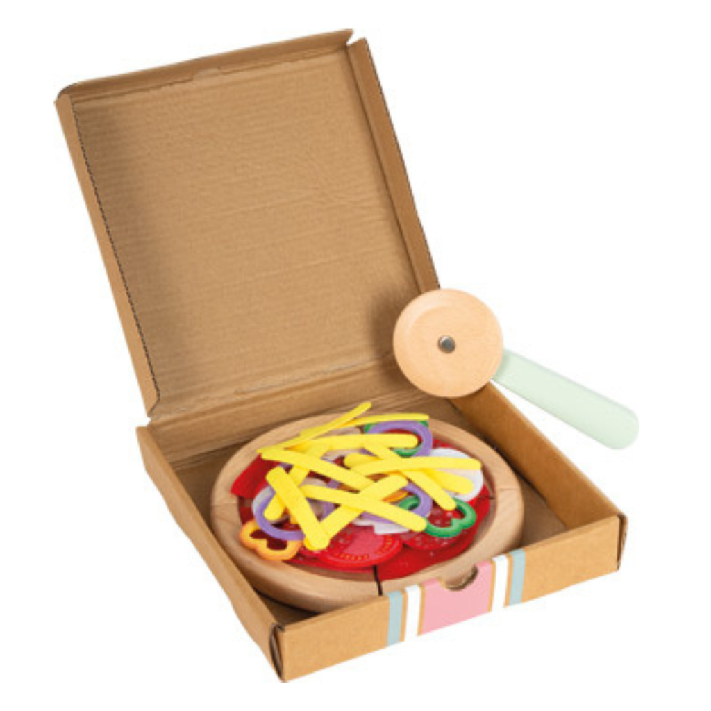 Pizza de madera en caja con toppings de fieltro y cortador infantil.
