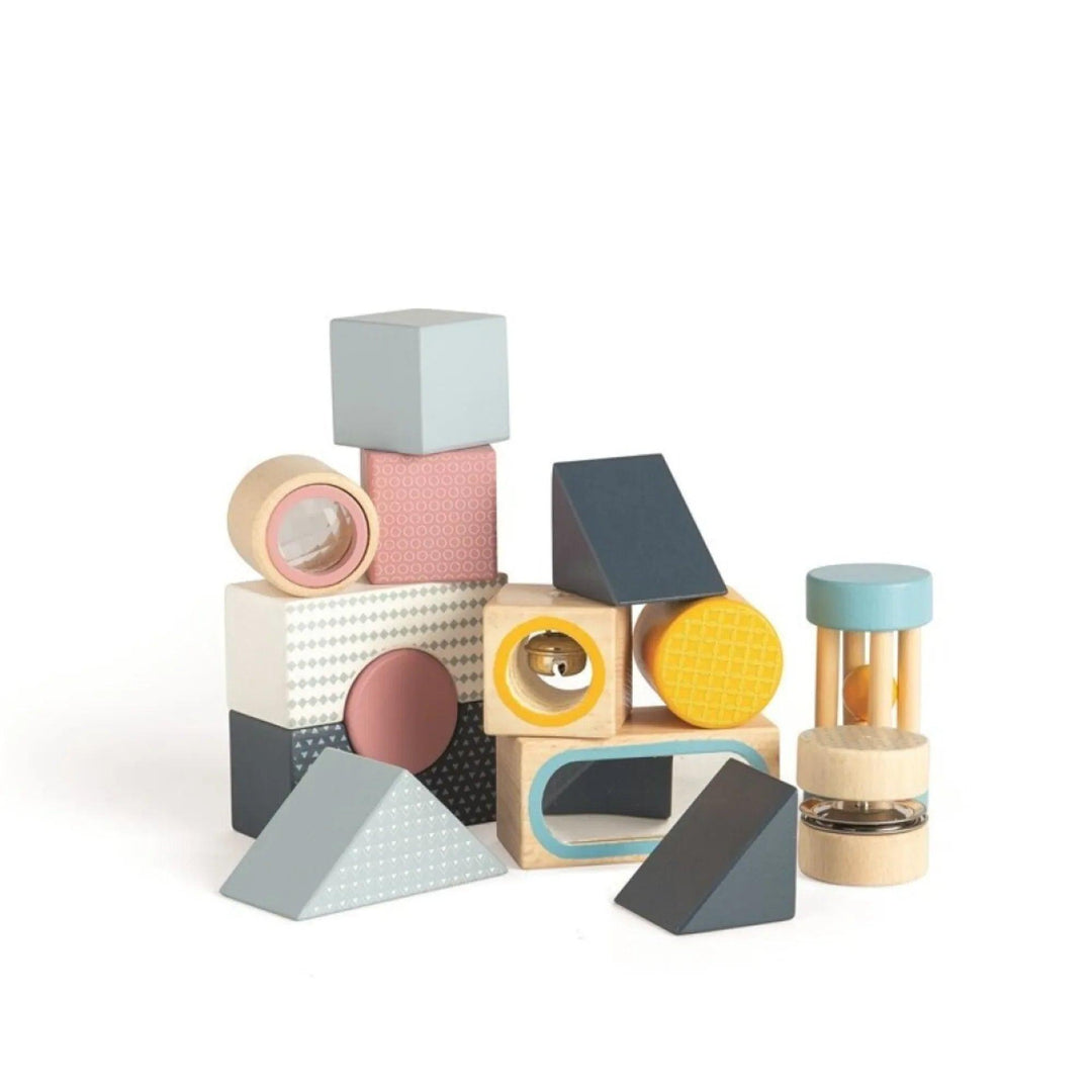 Set completo di blocchi sensoriali in legno per costruzioni e giochi educativi.