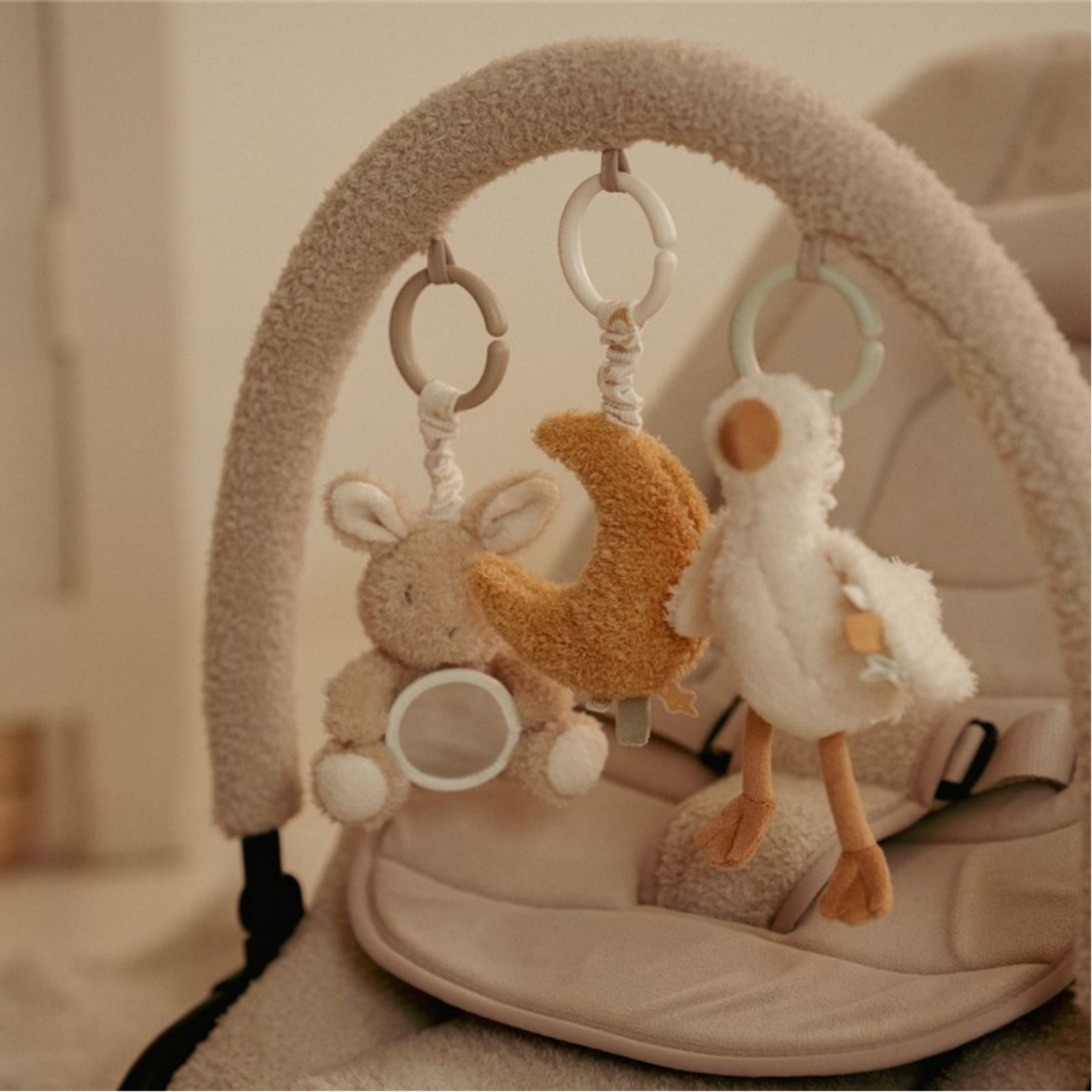 Set de juguetes colgantes Little Dutch con ganso, luna y conejo en arco de hamaca para bebé