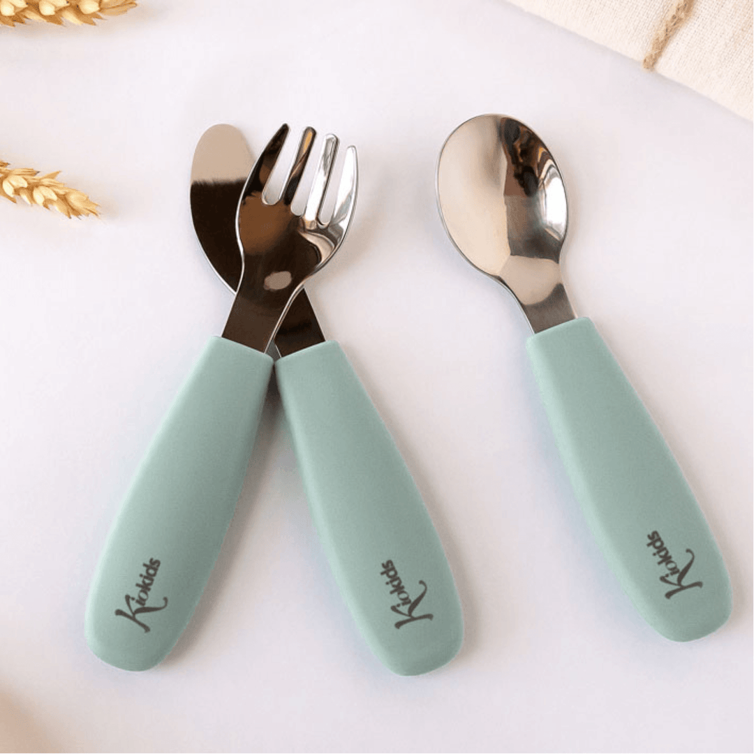 Set di posate per bambini KioKids con cucchiaio, forchetta e coltello in acciaio inossidabile.