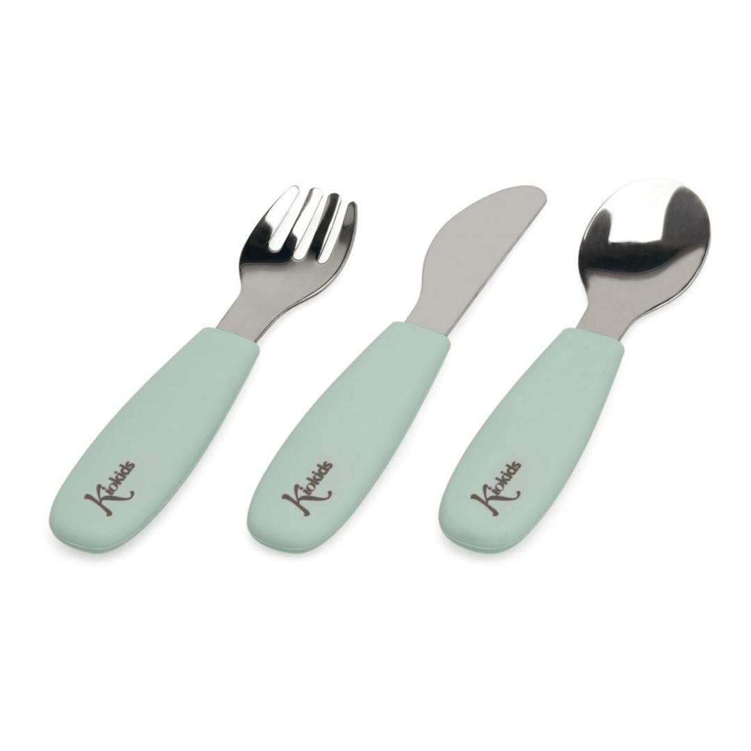 Set di posate per bambini KioKids in acciaio inossidabile con manico verde.