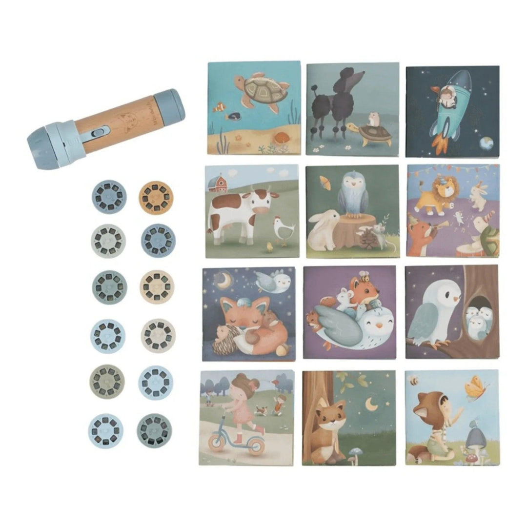 Vue complète du coffret de contes avec un projecteur de lampe de poche et 12 disques avec des illustrations thématiques