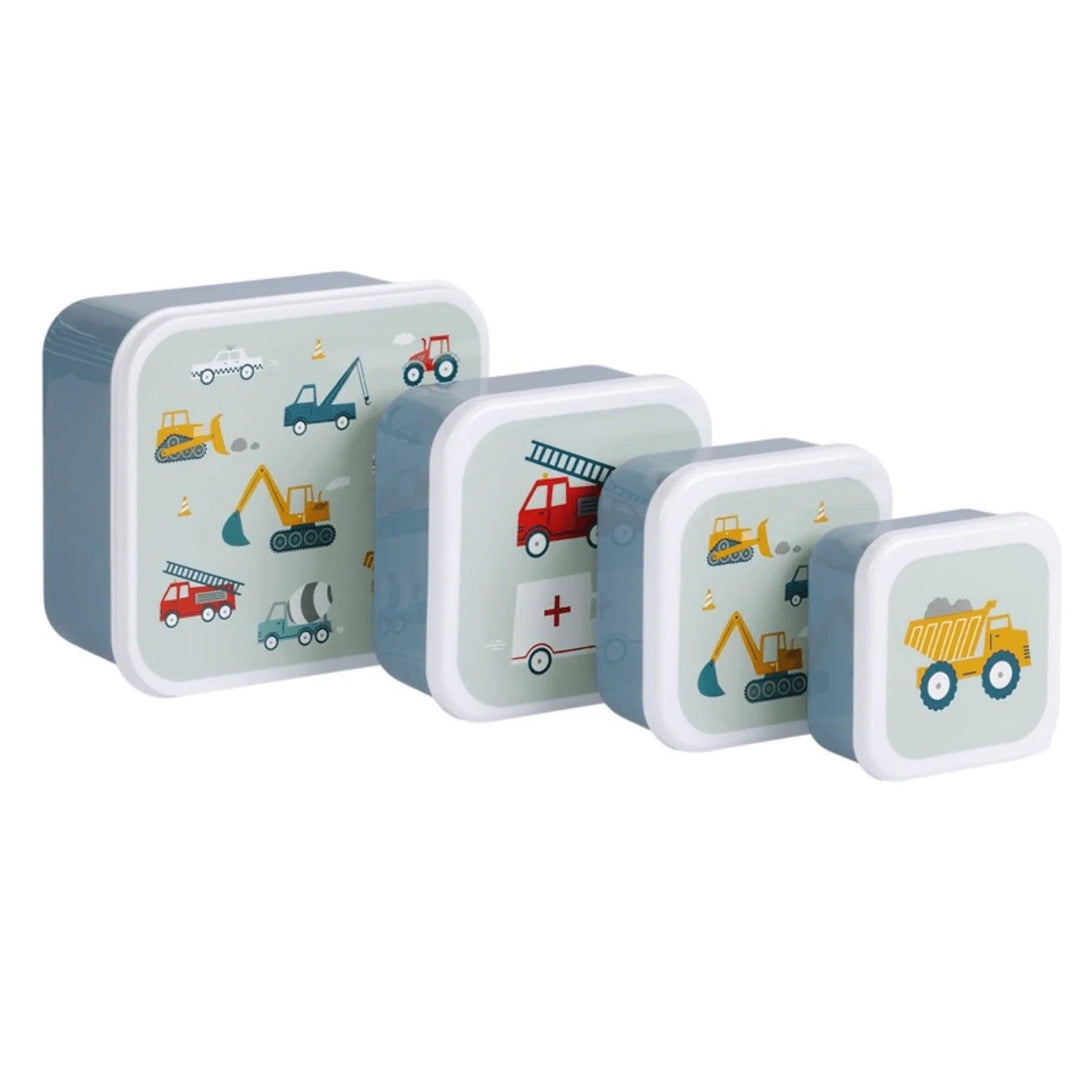 Set de fiambreras infantiles con dibujos de vehículos de construcción y emergencia en tonos azules y rojos.