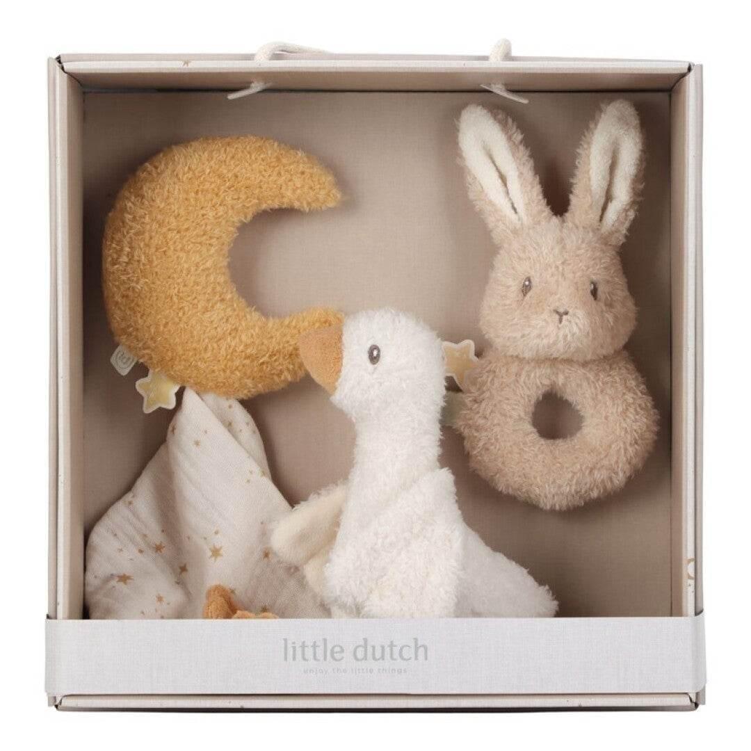 Coffret cadeau bébé Little Dutch dans une boîte avec une peluche lune moutarde, une oie blanche, un lapin beige et une mousseline avec des étoiles