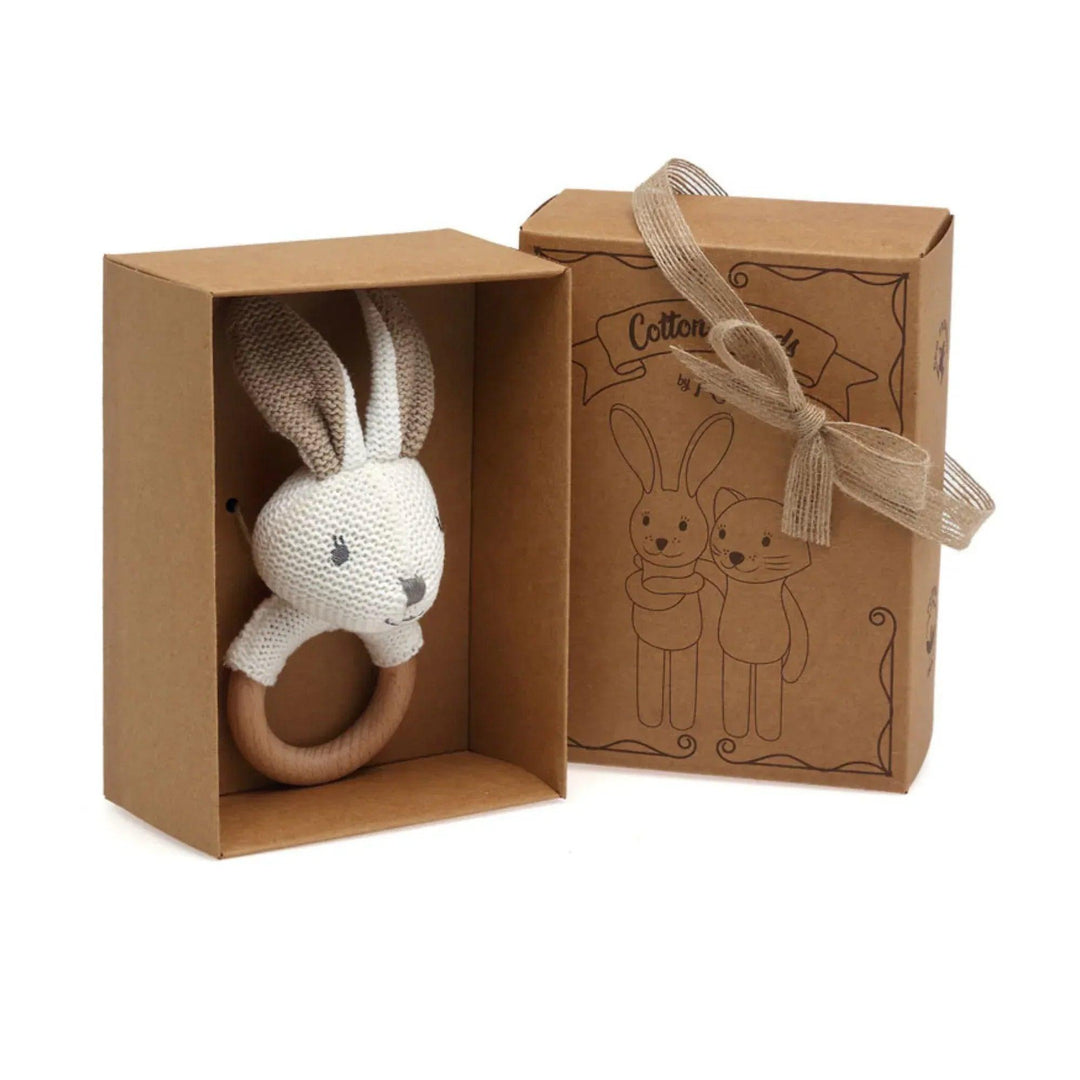 Sonajero de conejo tejido para bebé presentado en caja kraft de regalo