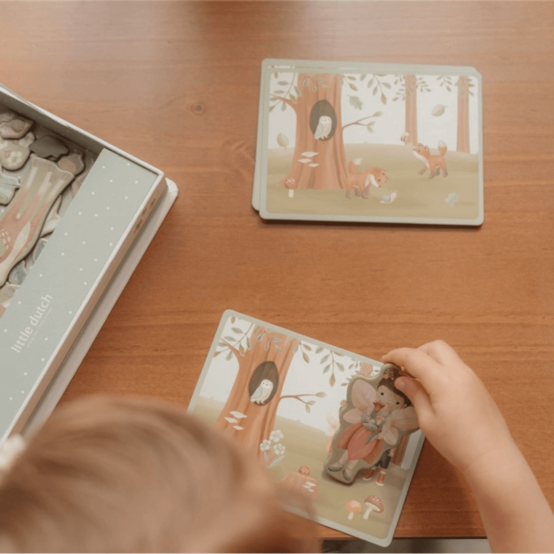 Bambino che posiziona i pezzi su una lavagna magnetica Amici della foresta di Little Dutch