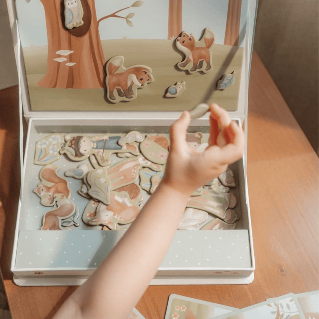 Bambino che gioca con la lavagna magnetica "Amici della foresta" di Little Dutch con animali della foresta