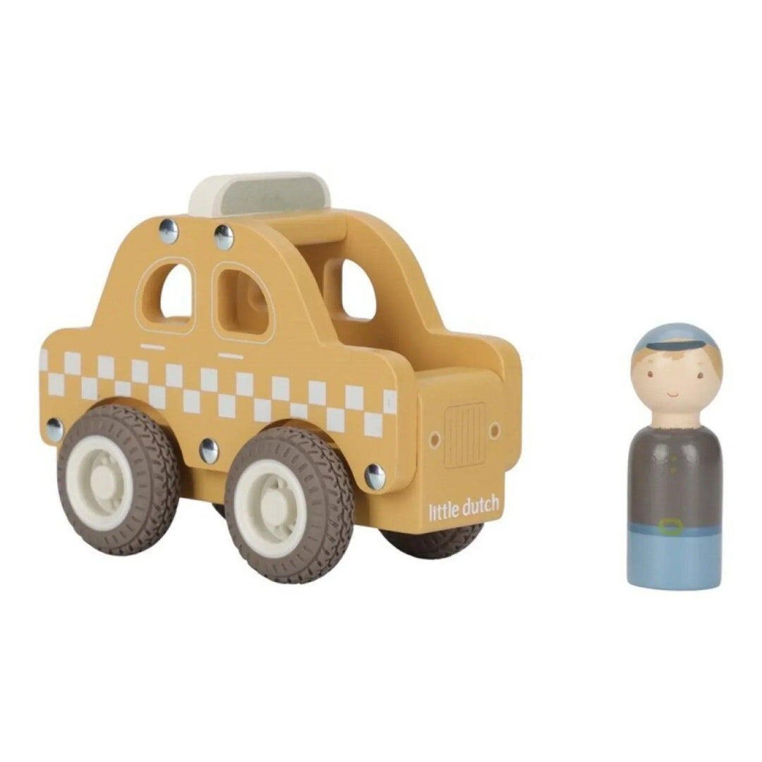 Taxi jouet en bois jaune avec figurine de chauffeur Little Dutch sur fond blanc.