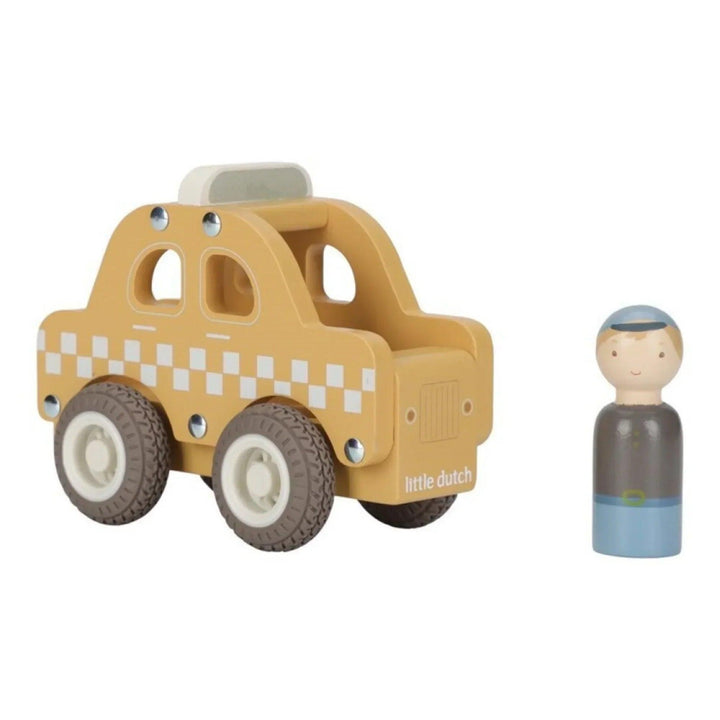 Taxi jouet en bois jaune avec figurine de chauffeur Little Dutch sur fond blanc.