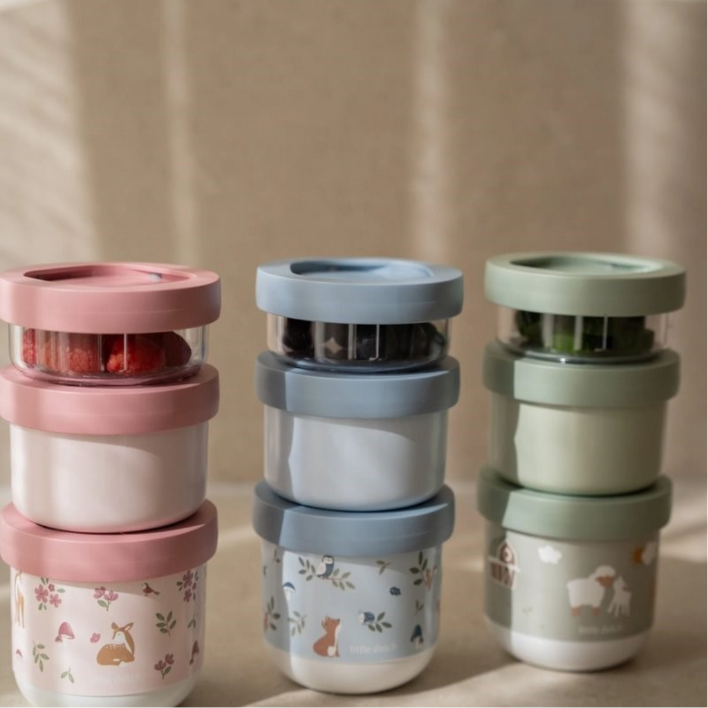 Tres sets de contenedores apilables Little Dutch en rosa, azul y verde con motivos naturales