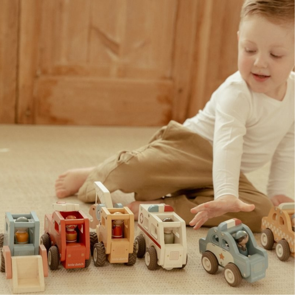 Colección de vehículos de madera Little Dutch: ambulancia, camión de bomberos, coche de policía y más.
