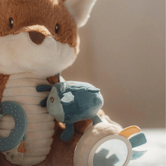 Renard en peluche interactif pour bébé, idéal pour la stimulation sensorielle et motrice