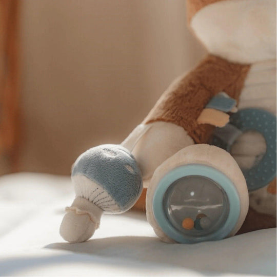 Jouet d'activité pour bébé en forme de renard avec plusieurs textures, un miroir, des anneaux et une petite peluche bleue