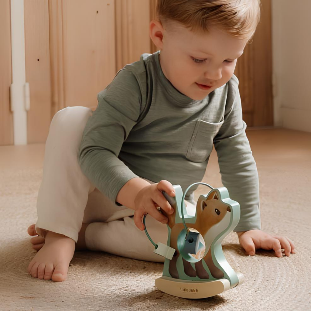 Niño jugando con el zorro balancín de madera Little Dutch, Juguete educativo interactivo