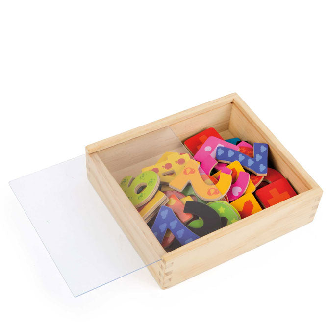 madera pintada de colores y revestida magnéticamente. Números de colores y simbolos matemáticos básicos. Todo dentro de una caja también de madera.