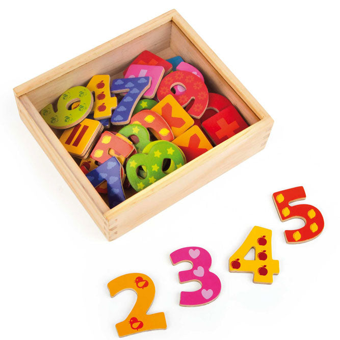 madera pintada de colores y revestida magnéticamente. Números de colores y simbolos matemáticos básicos. Todo dentro de una caja también de madera.