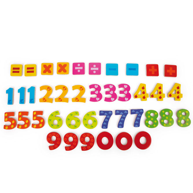 madera pintada de colores y revestida magnéticamente. Números de colores y simbolos matemáticos básicos. 