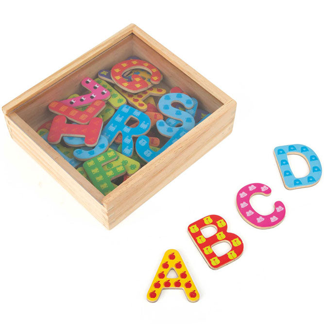 Letras de madera con colores y dibujos en su interior. Basado en el método Montessori.