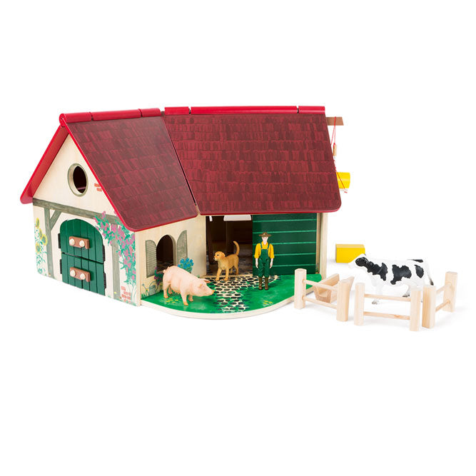 La construcción de madera de la granja juguete está dispuesta en forma de ángulo  y equipada con un techo plegable. 