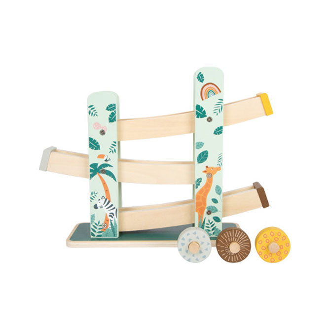 En este juguete pista de ruedas de madera, tres ruedas de madera de diferentes colores decoradas con dulces motivos, ruedan por las tres rampas.  Con dibujos de los animales.
