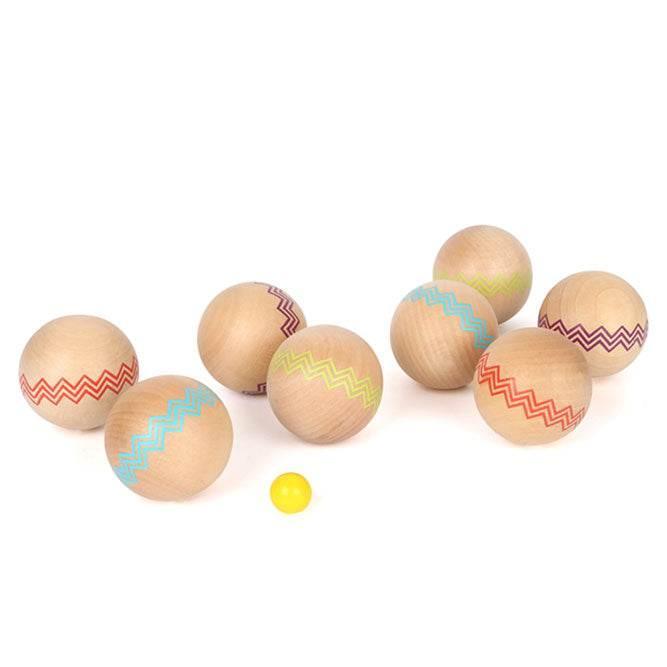 Questo set da bocce in legno comprende 8 palline grandi e una pallina gialla piccola, tutte realizzate in legno e decorate con zigzag colorati.