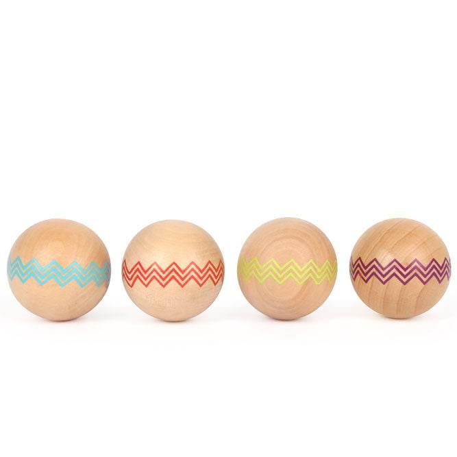 Questo set da bocce in legno comprende 8 palline grandi e una pallina gialla piccola, tutte realizzate in legno e decorate con zigzag colorati.