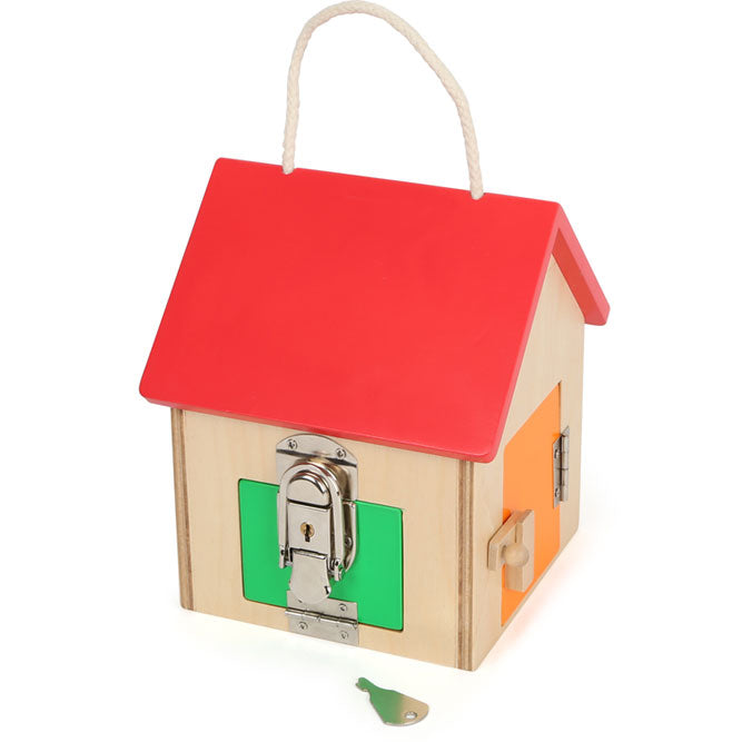 Este juguete con sus diversos cerrojos, candados de grillete y cerraduras de bisagra, casa de cerradura hecha de madera. Pintada en colores básicos, rojo, amarillo, azul, verde y naranja.