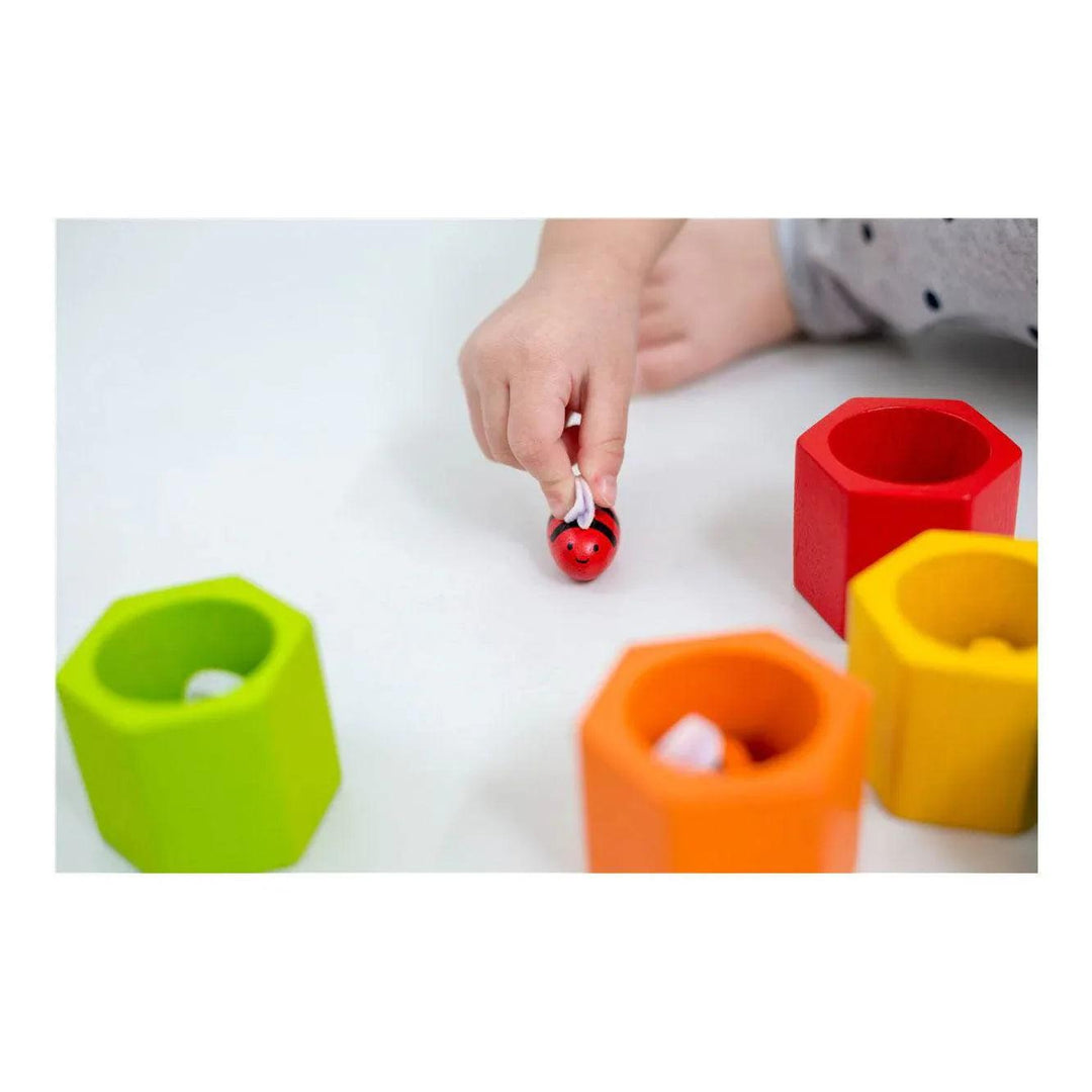 Giocattolo che aiuta a sviluppare le capacità motorie fini. Montessori. Per bambini dai 2 anni in su.