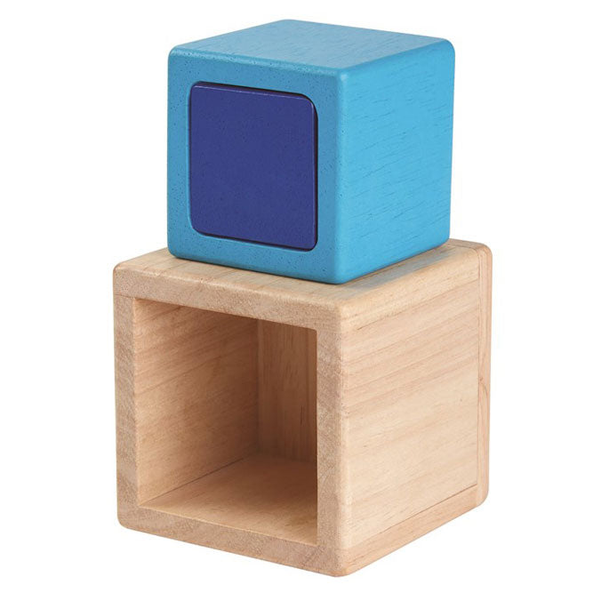 Juguete de bloques de madera para encajar en color natural y azul.